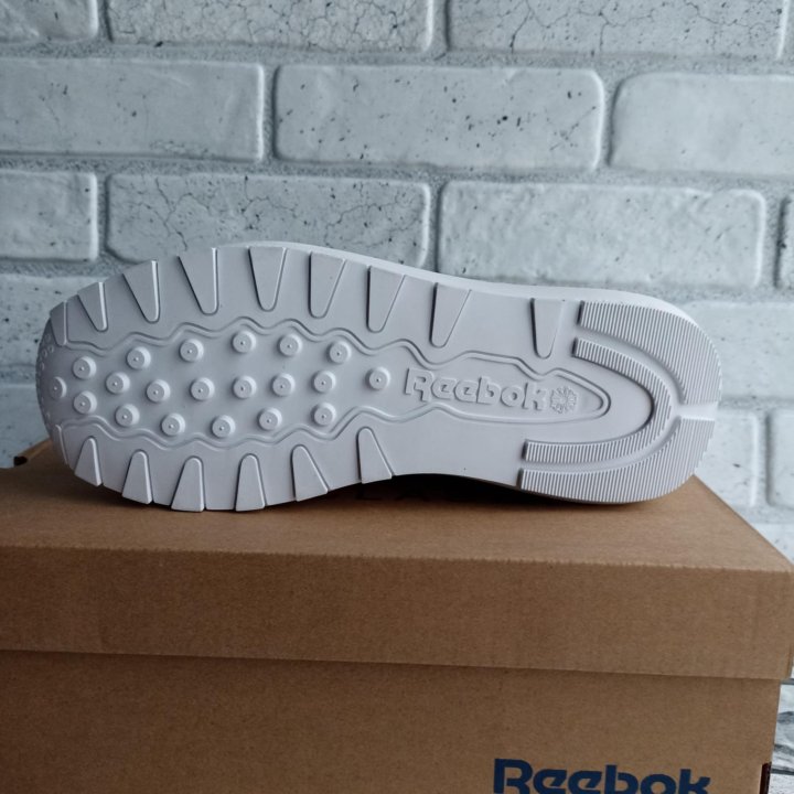 Кроссовки кожаные белые Reebok classic р2