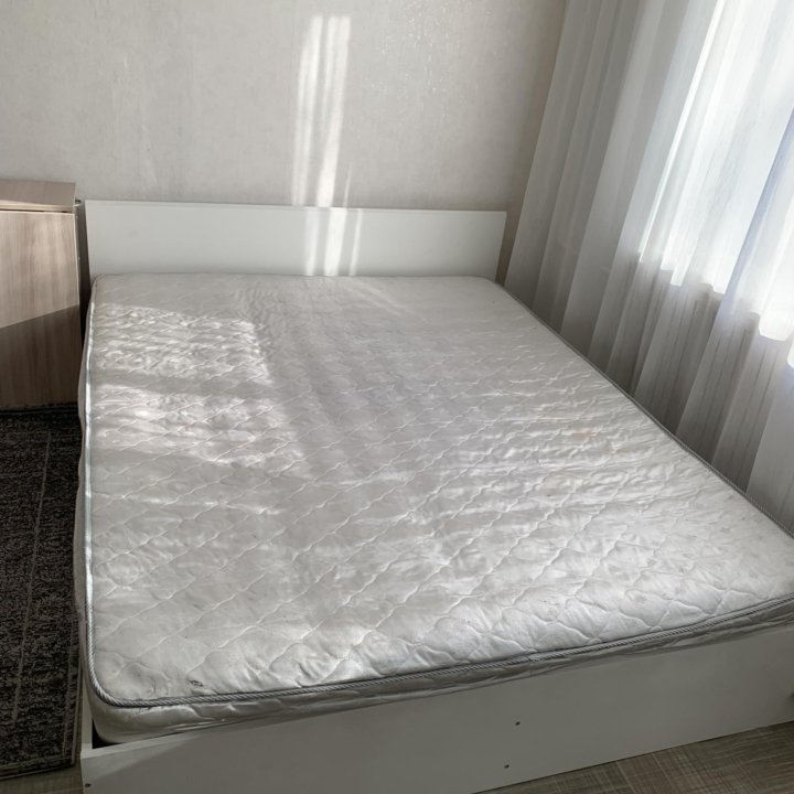Кровать двух спальная с матрасом 160*200