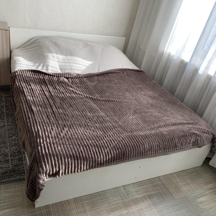 Кровать двух спальная с матрасом 160*200