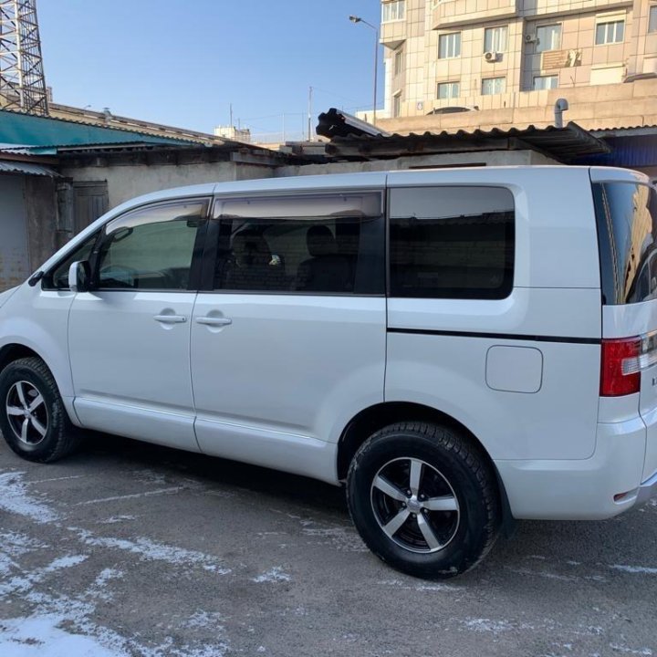 Mitsubishi Delica D:5, 2015