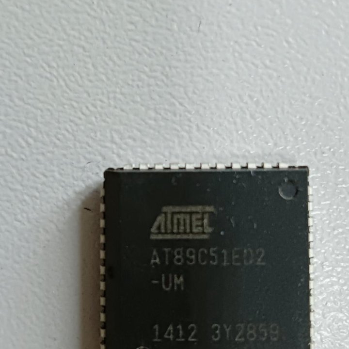 Микроконтроллер Atmel AT89C51ED2-UM