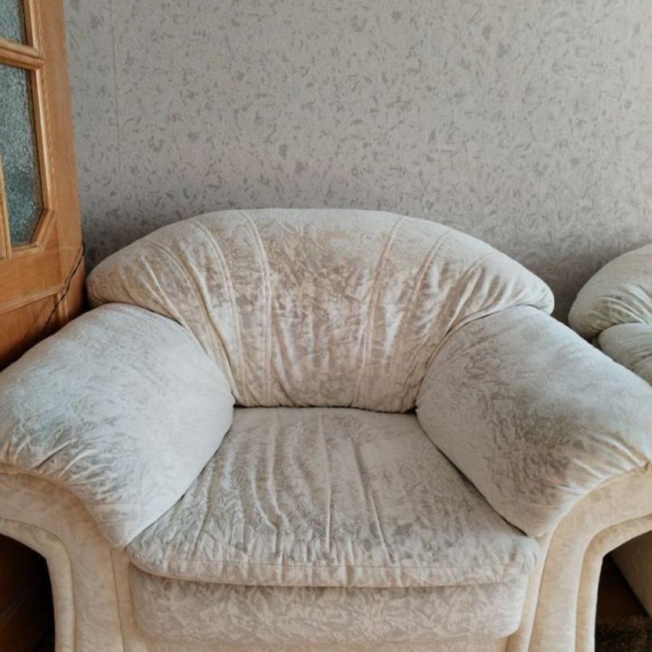 Раскладной диван и 2 кресла