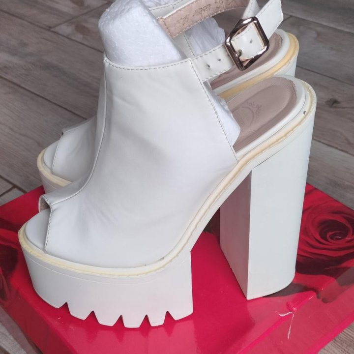 Босоножки, сандали