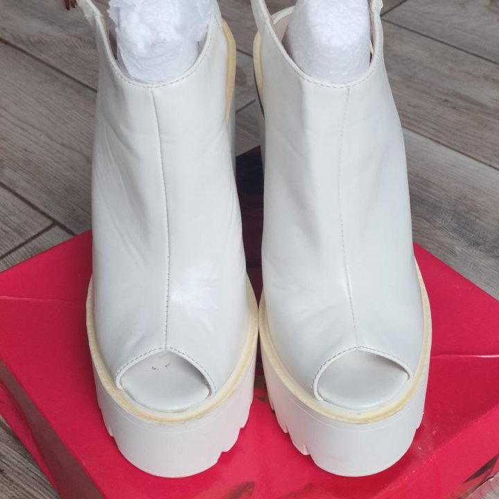 Босоножки, сандали