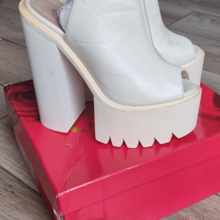 Босоножки, сандали