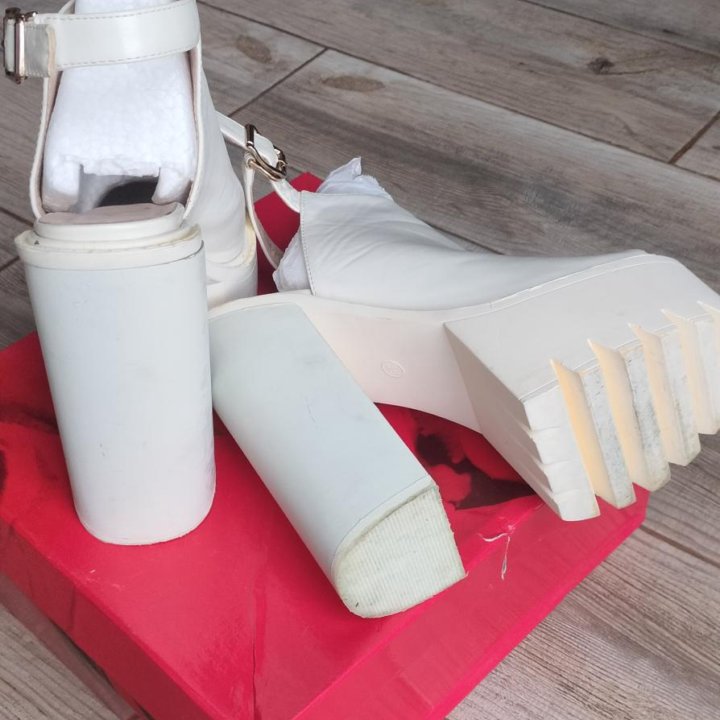 Босоножки, сандали