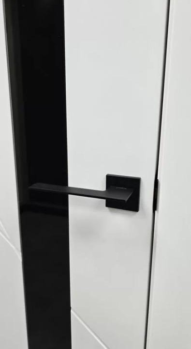 Дверь межкомнатная Line02 Черное стекло пвх белая