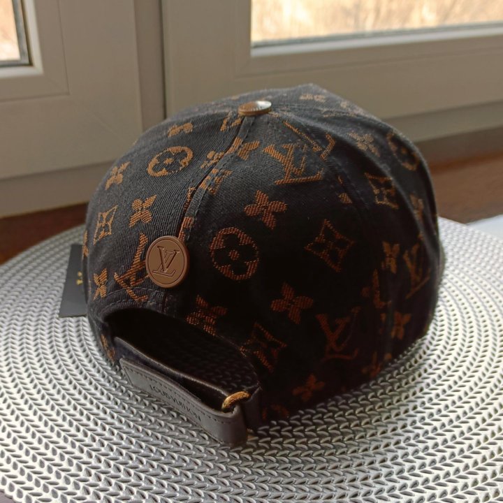 Бейсболка Louis Vuitton / Кепка Версаче