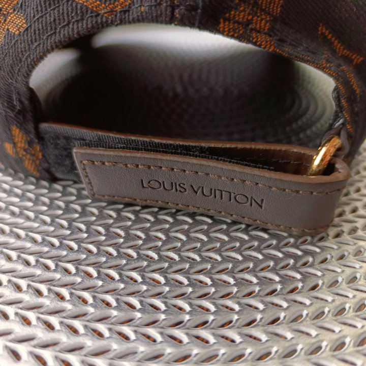 Бейсболка Louis Vuitton / Кепка Версаче