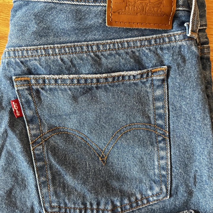 Джинсы Levis