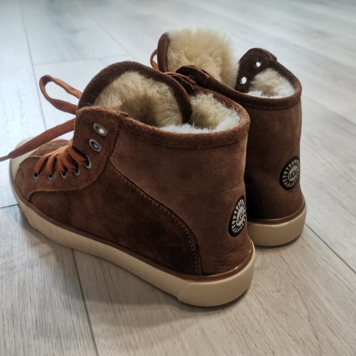 Кроссовки UGG