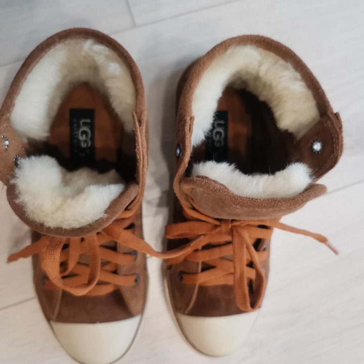 Кроссовки UGG