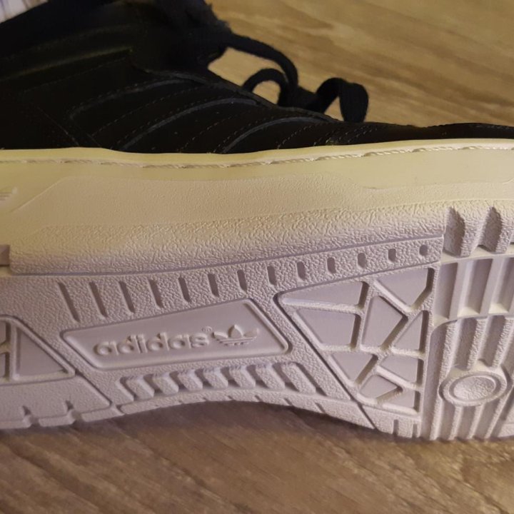 Ботинки adidas новые