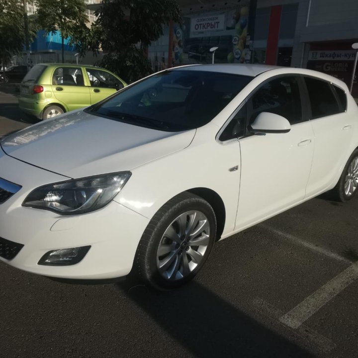 Opel Astra, 2011