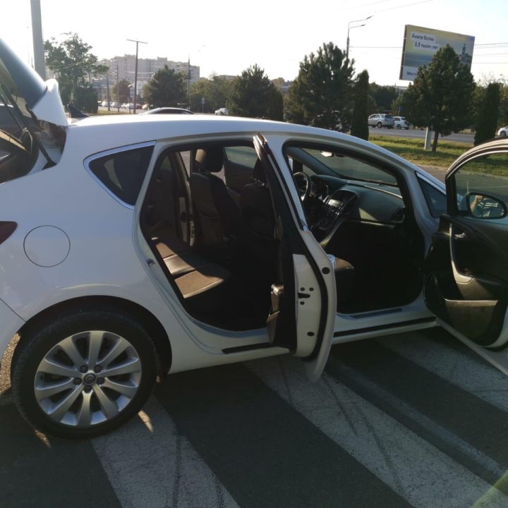 Opel Astra, 2011