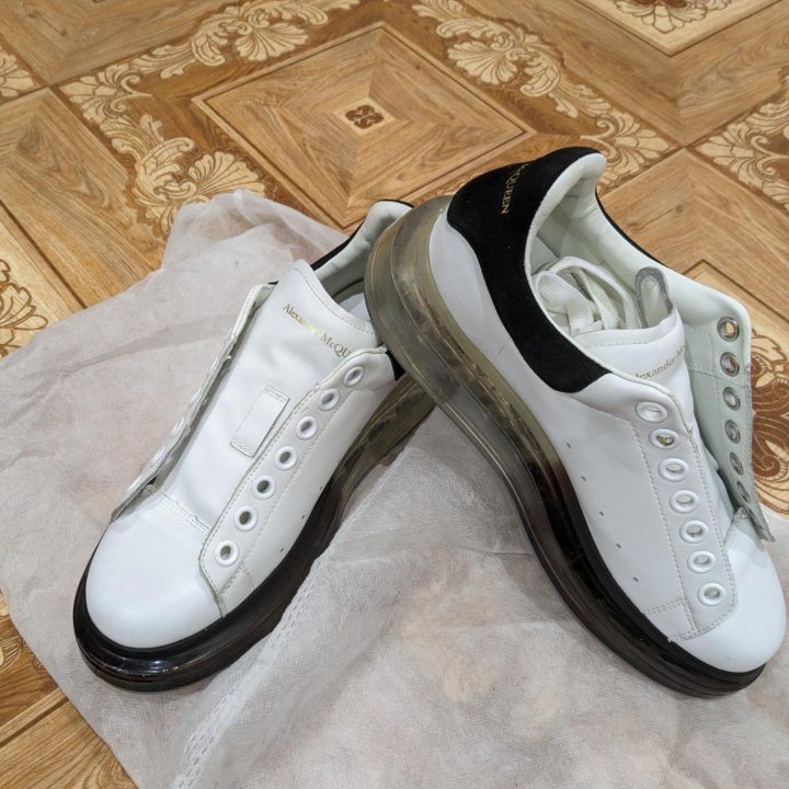 Кроссовки Alexander McQueen Lace-Up Sneaker