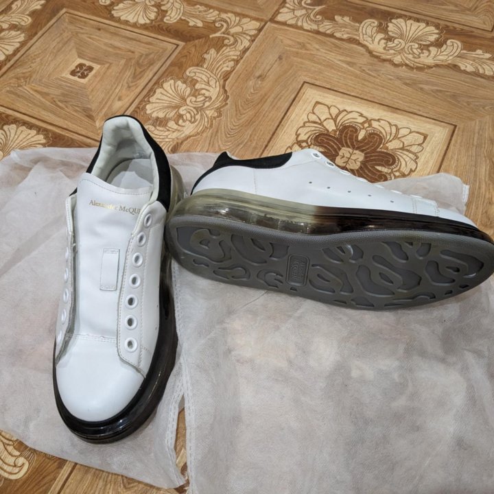 Кроссовки Alexander McQueen Lace-Up Sneaker