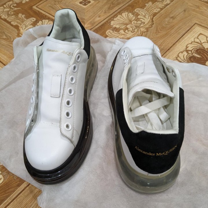 Кроссовки Alexander McQueen Lace-Up Sneaker