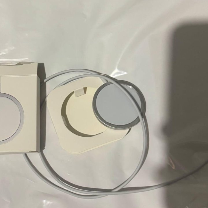 Беспроводное зарядное устройство Apple MagSafe