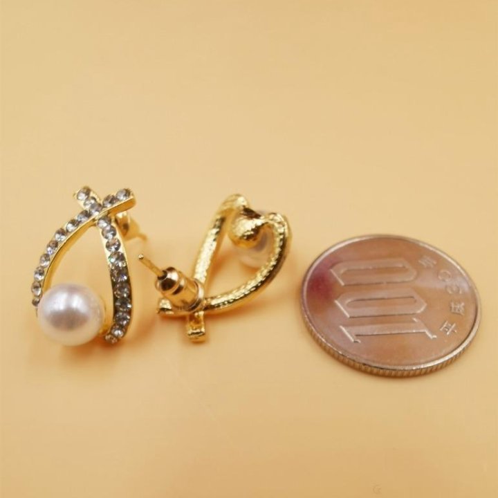 Сережки с искусственнным жемчугом и бриллиантами