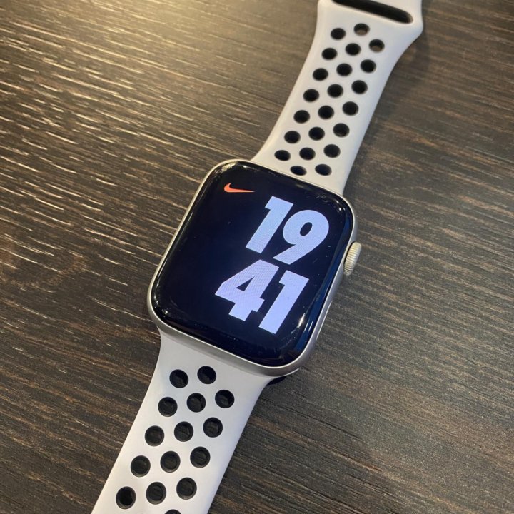Часы Apple Watch 5 (44 мм, Nike)