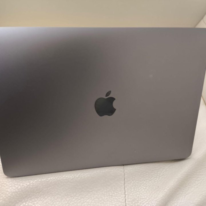 MacBook Air 13 2020 год , space gray 8gb ОЗУ / 256