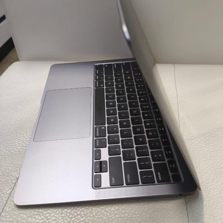 MacBook Air 13 2020 год , space gray 8gb ОЗУ / 256