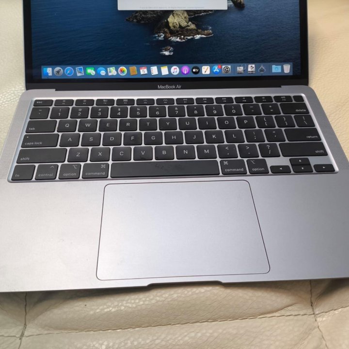 MacBook Air 13 2020 год , space gray 8gb ОЗУ / 256