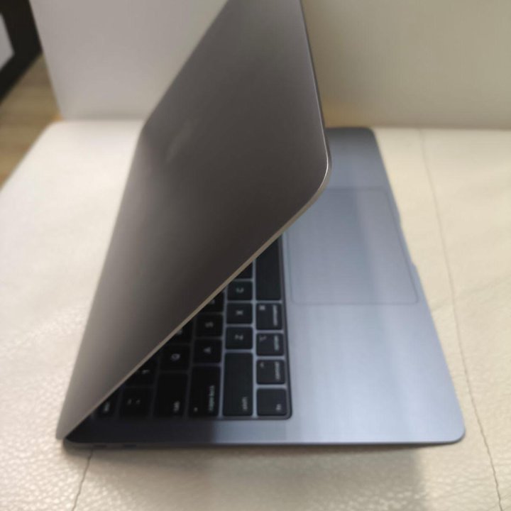 MacBook Air 13 2020 год , space gray 8gb ОЗУ / 256