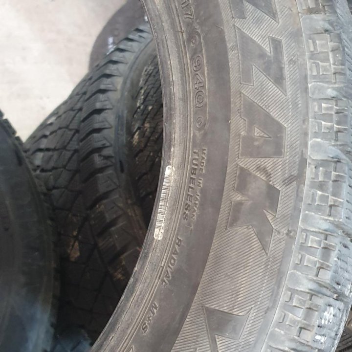 215/55/17 Bridgestone VRX (2018 год).