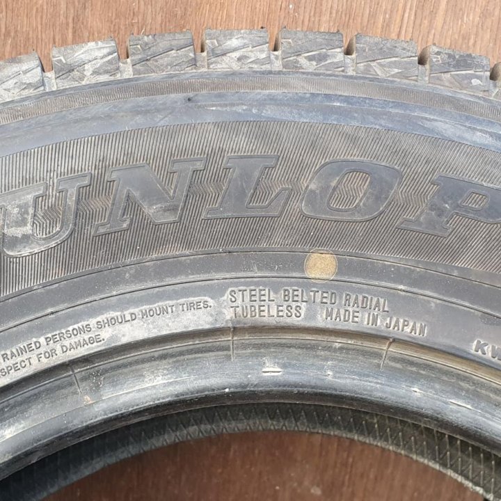 215/70/16 Dunlop WinterMaxxSJ8 (2014 год).