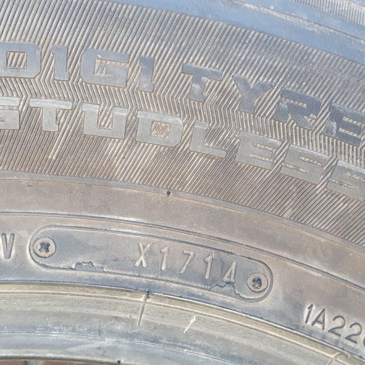 215/70/16 Dunlop WinterMaxxSJ8 (2014 год).