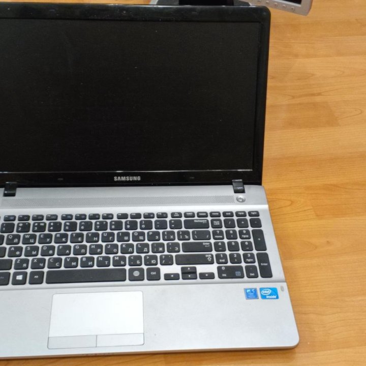 Ноутбук Samsung NP300e5v