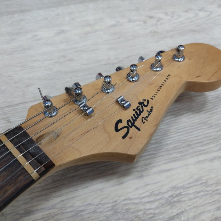 Электрогитара Fender Squier Bullet Strat Красный