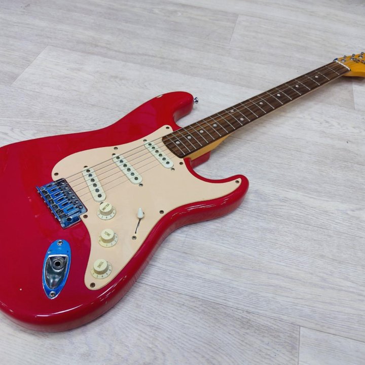 Электрогитара Fender Squier Bullet Strat Красный