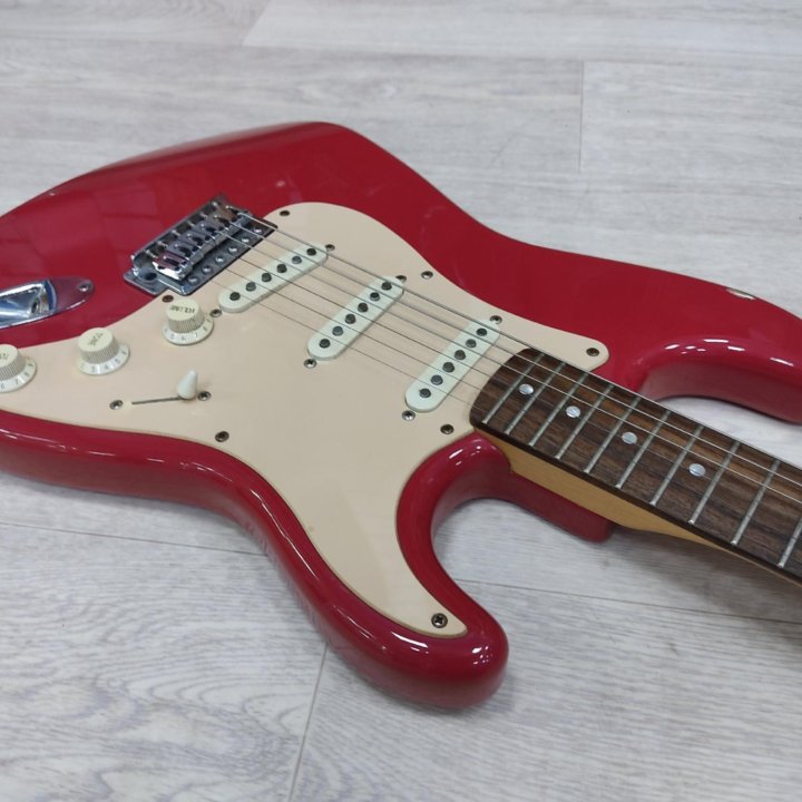 Электрогитара Fender Squier Bullet Strat Красный