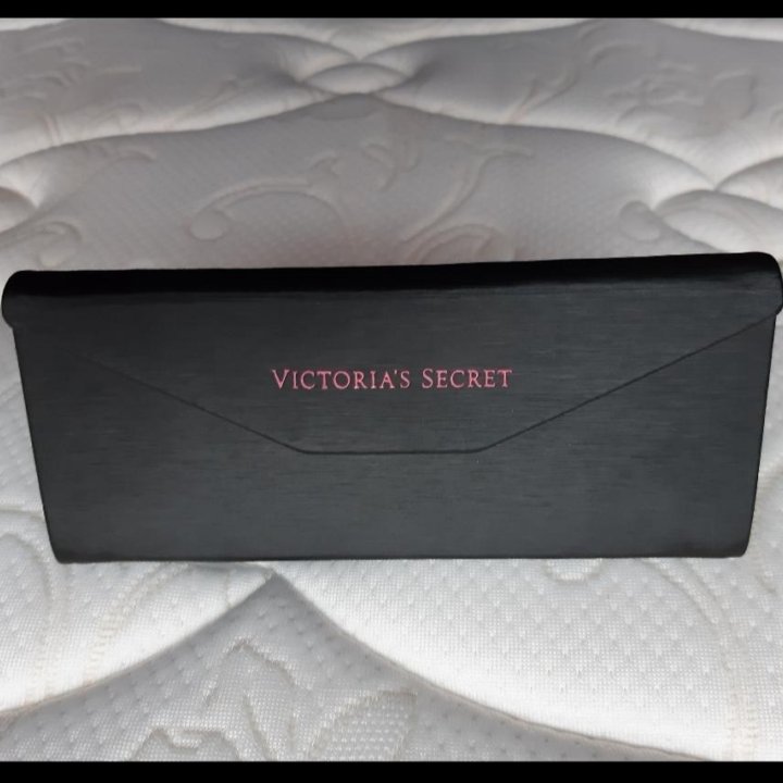 Футляры для очков Victoria's Secret и TwentyTwo