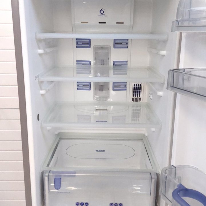 Холодильник серебристый WHIRPOOL NO FROST.
