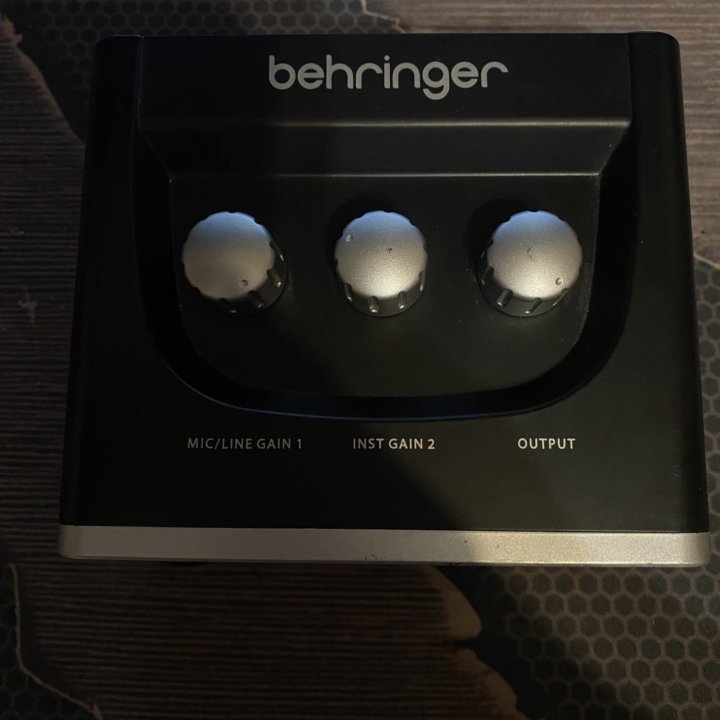 Звуковая карта behringer U-PHORIA UM2