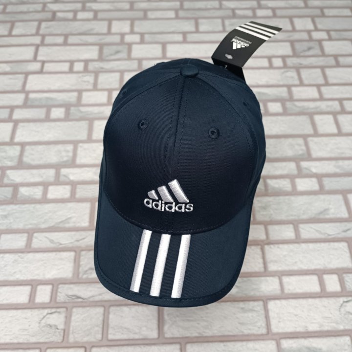 Синяя бейсболка adidas с белым логотипом