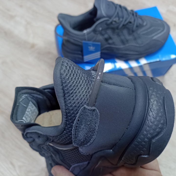 Кроссовки adidas ozweego