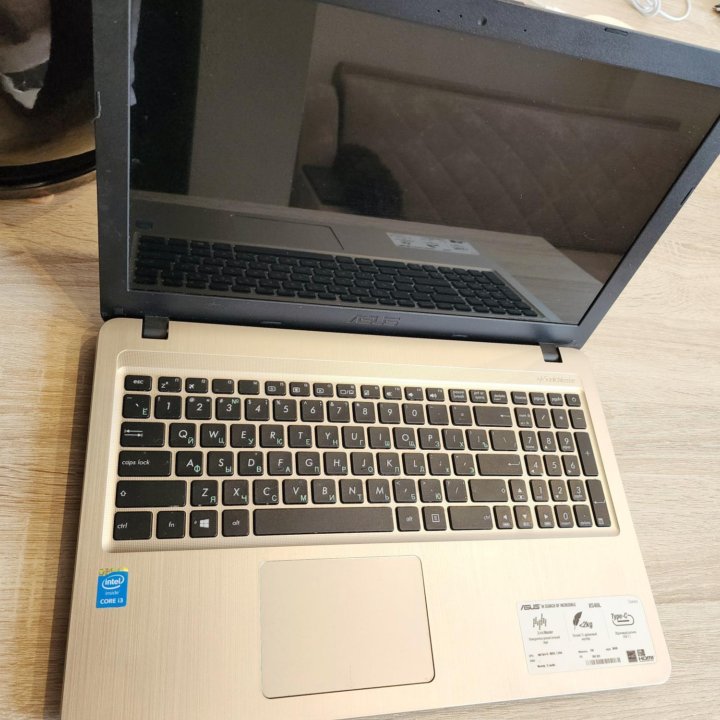 Asus X540, core i3, 8gb, 250SSD