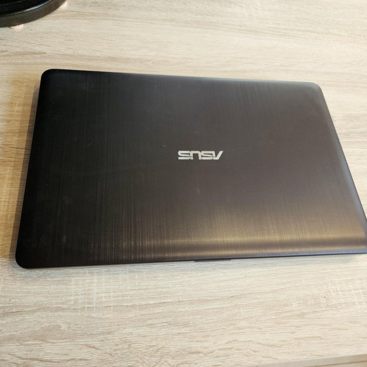 Asus X540, core i3, 8gb, 250SSD