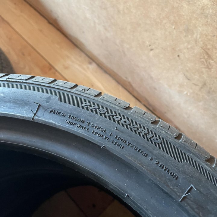 Продам новую летнюю резину 225/40 R19