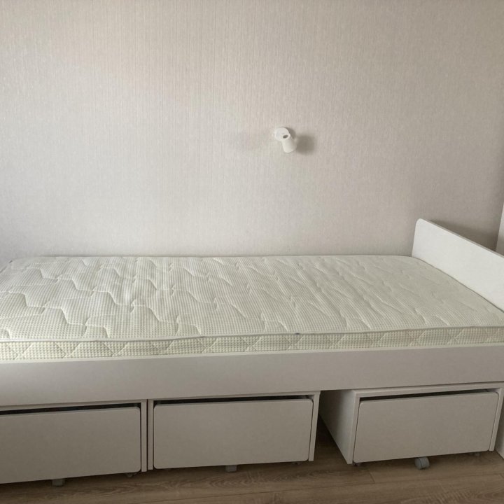 Детская кровать IKEA с матрасом фирмы аскона