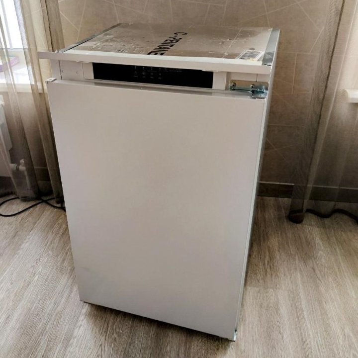 Новый встраив. морозильник Hotpoint-Ariston BF90E