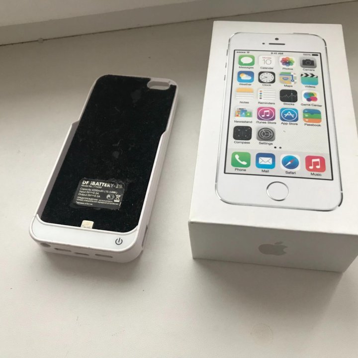 Коробка и внешний аккумулятор от IPhone 5S.