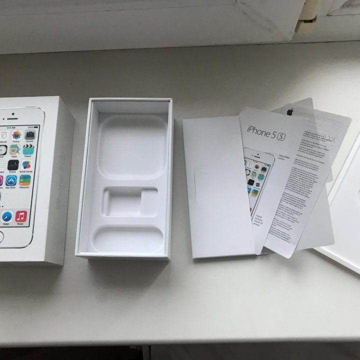 Коробка и внешний аккумулятор от IPhone 5S.