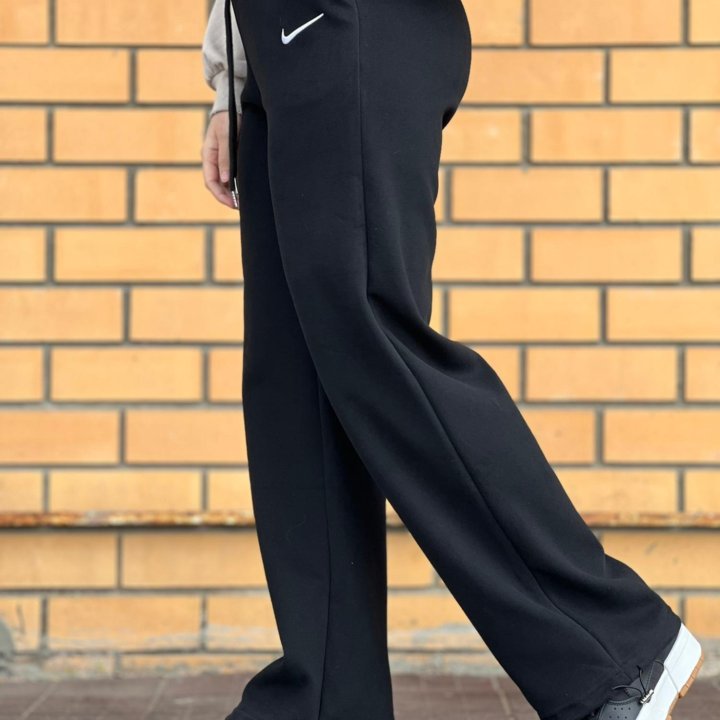Спортивные штаны женские Nike