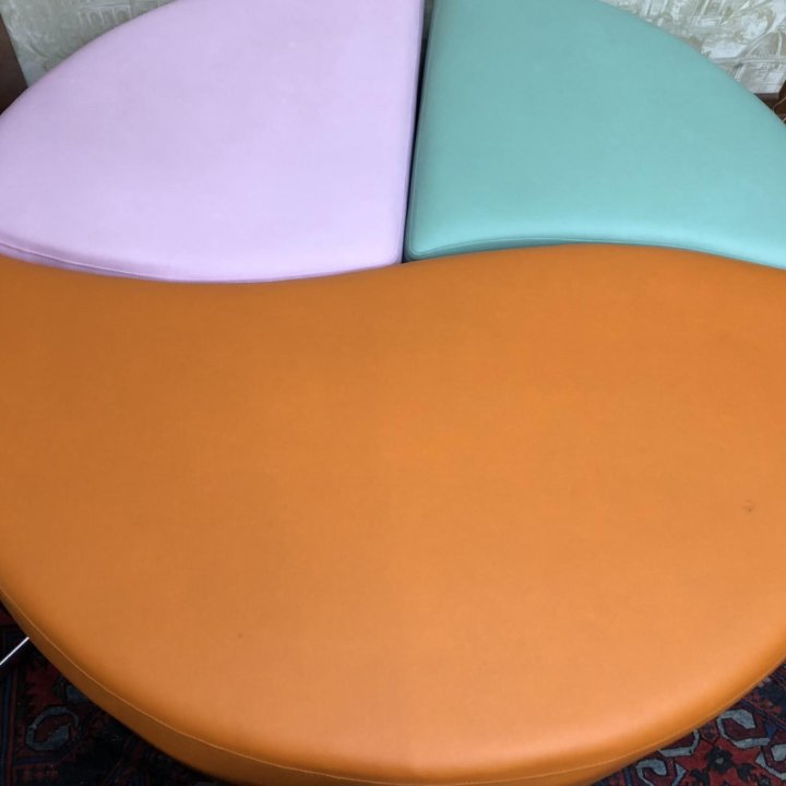Большой круглый диван